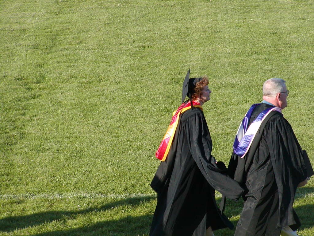 No description provided for: /2005/04-06/0618-bhs-grads/photo01.html