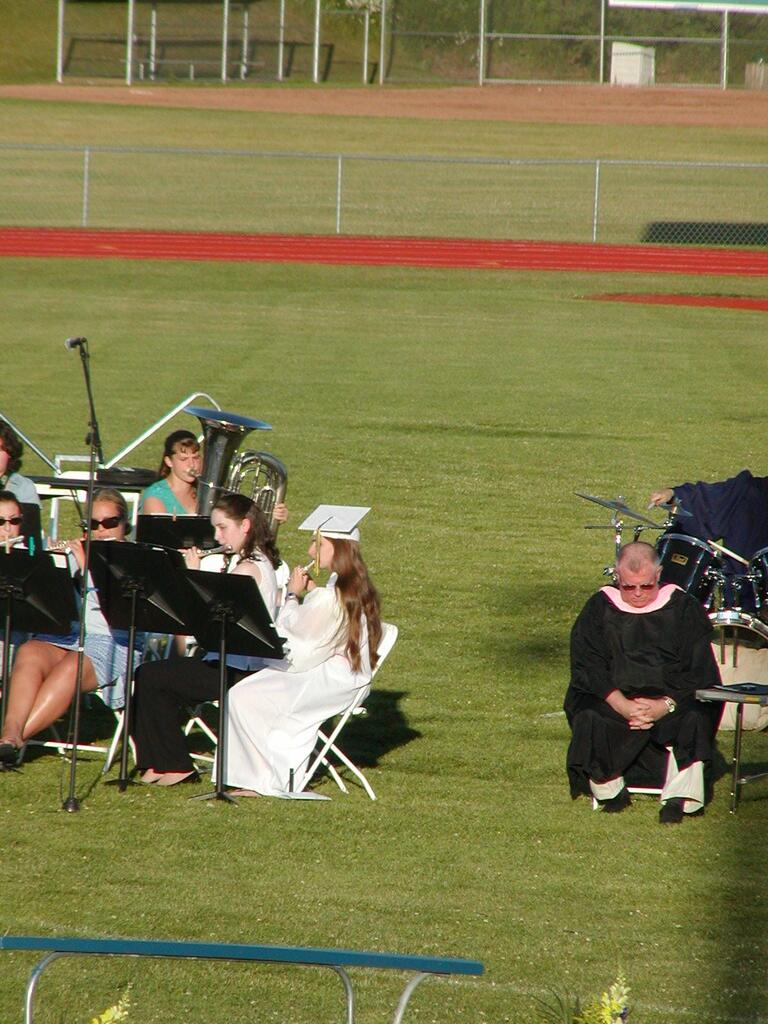 No description provided for: /2005/04-06/0618-bhs-grads/photo11.html