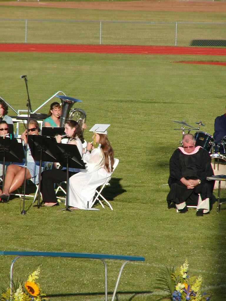 No description provided for: /2005/04-06/0618-bhs-grads/photo12.html