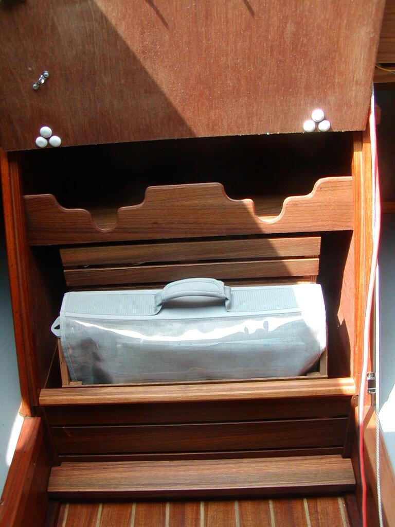 No description provided for: /2005/07-09/0801-stair-storage/photo04.html