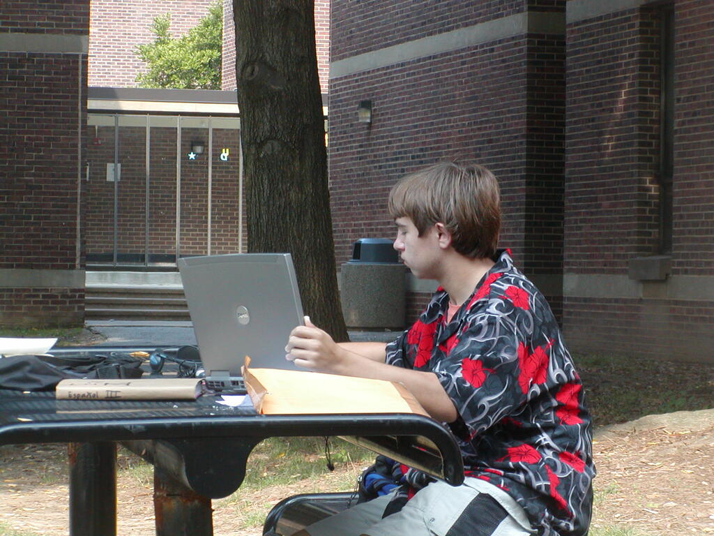 No description provided for: /2005/07-09/0917-dan-at-udel/photo01.html