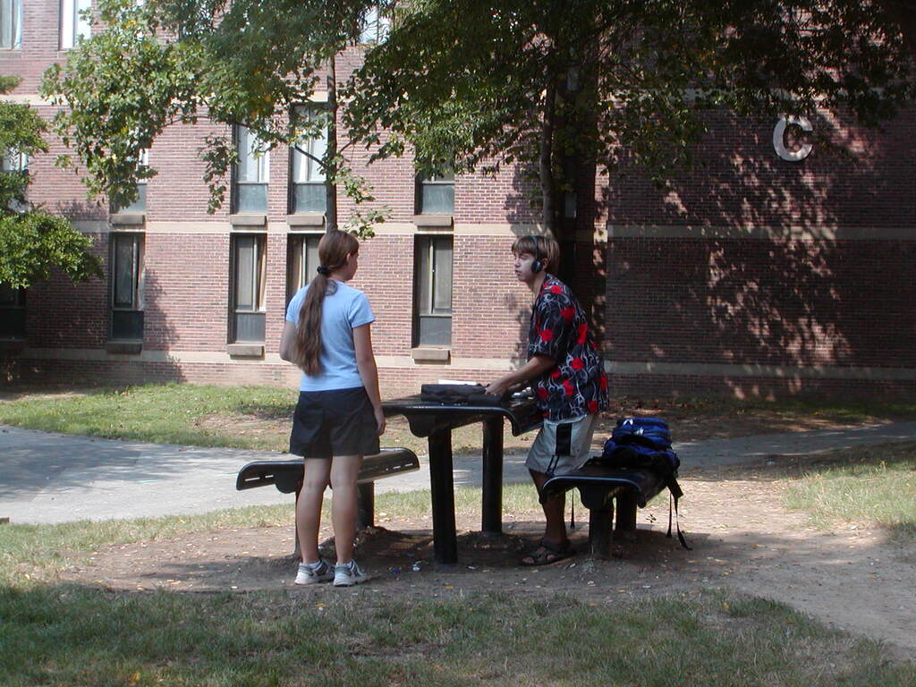 No description provided for: /2005/07-09/0917-dan-at-udel/photo02.html