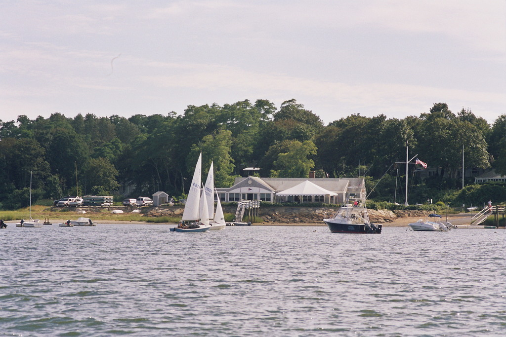 No description provided for: /2006/07-09/0819-25-after-race-2/photo35.html