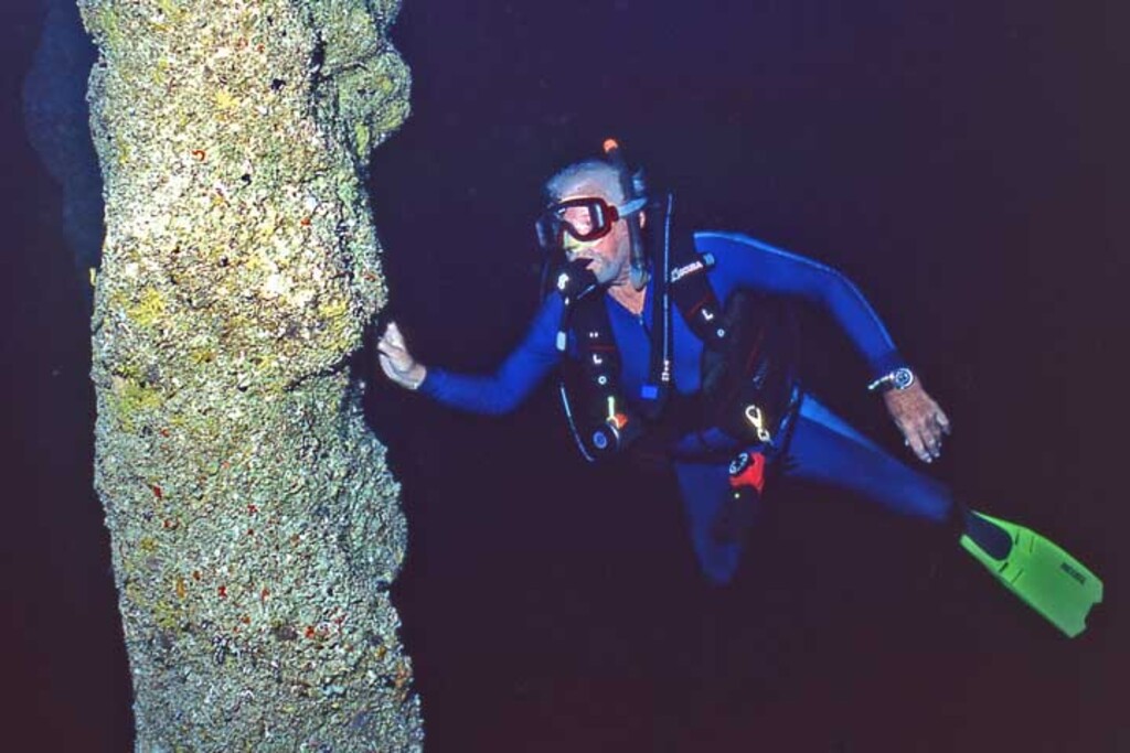 No description provided for: /2007/10-12/1222-blue-hole-belize/photo01.html