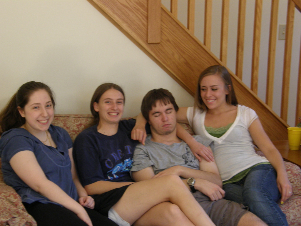 No description provided for: /2008/04-06/0621-dan-hs-grad/_1/photo01.html