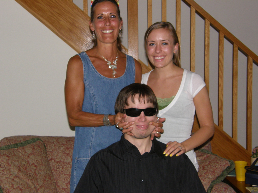 No description provided for: /2008/04-06/0621-dan-hs-grad/_2/photo23.html