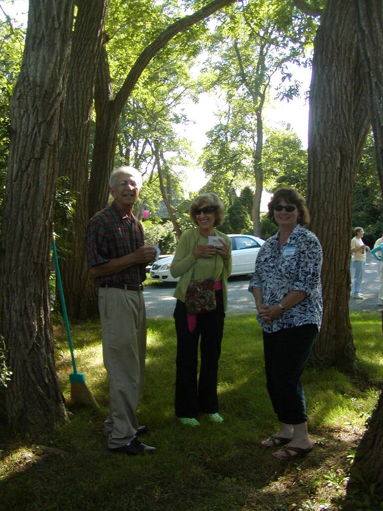 No description provided for: /2008/07-09/0810-qhc-picnic/photo03.html