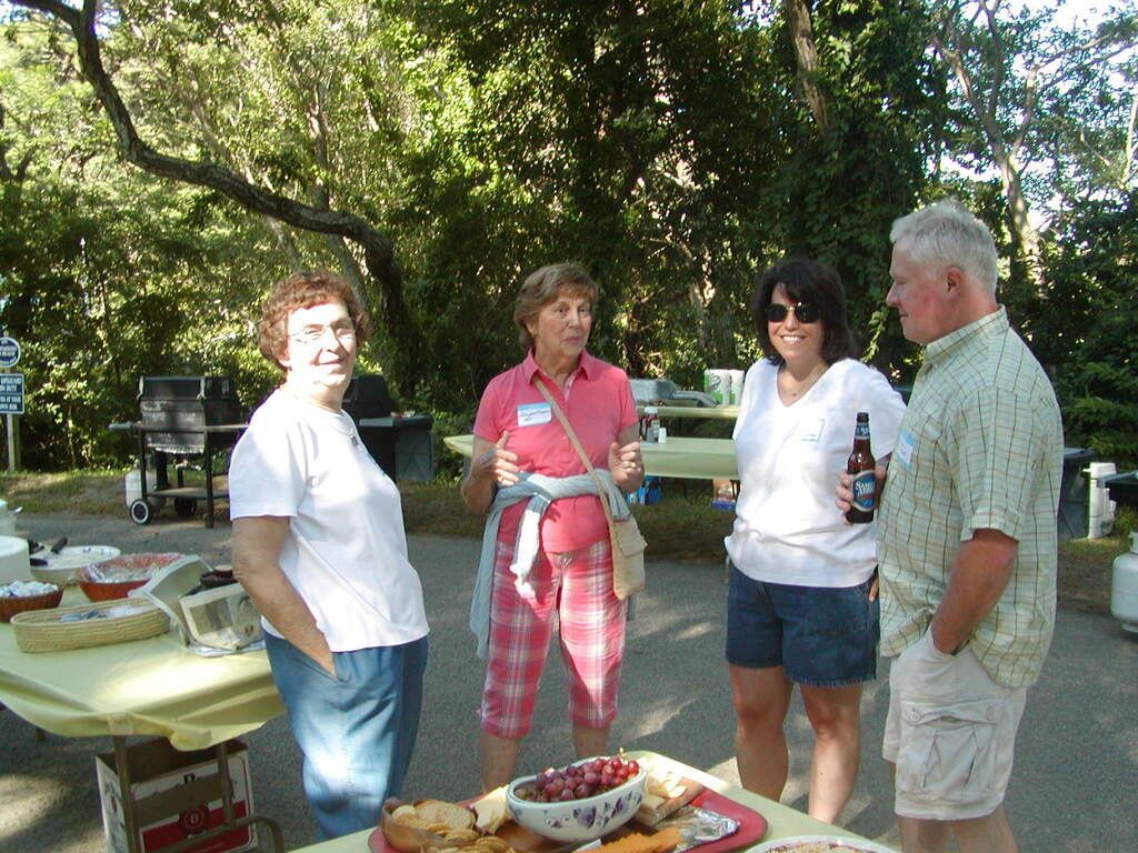 No description provided for: /2008/07-09/0810-qhc-picnic/photo08.html