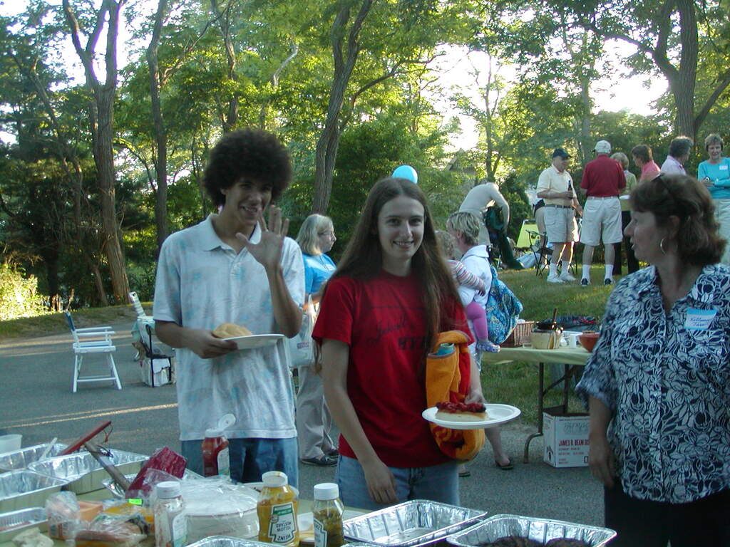 No description provided for: /2008/07-09/0810-qhc-picnic/photo23.html