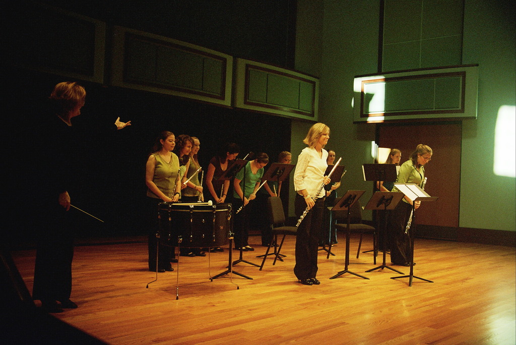 No description provided for: /2008/10-12/1101-recital-35mm/photo03.html