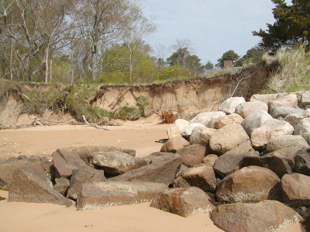 No description provided for: /2010/04-06/0502-boat-house-erosion/photo04.html