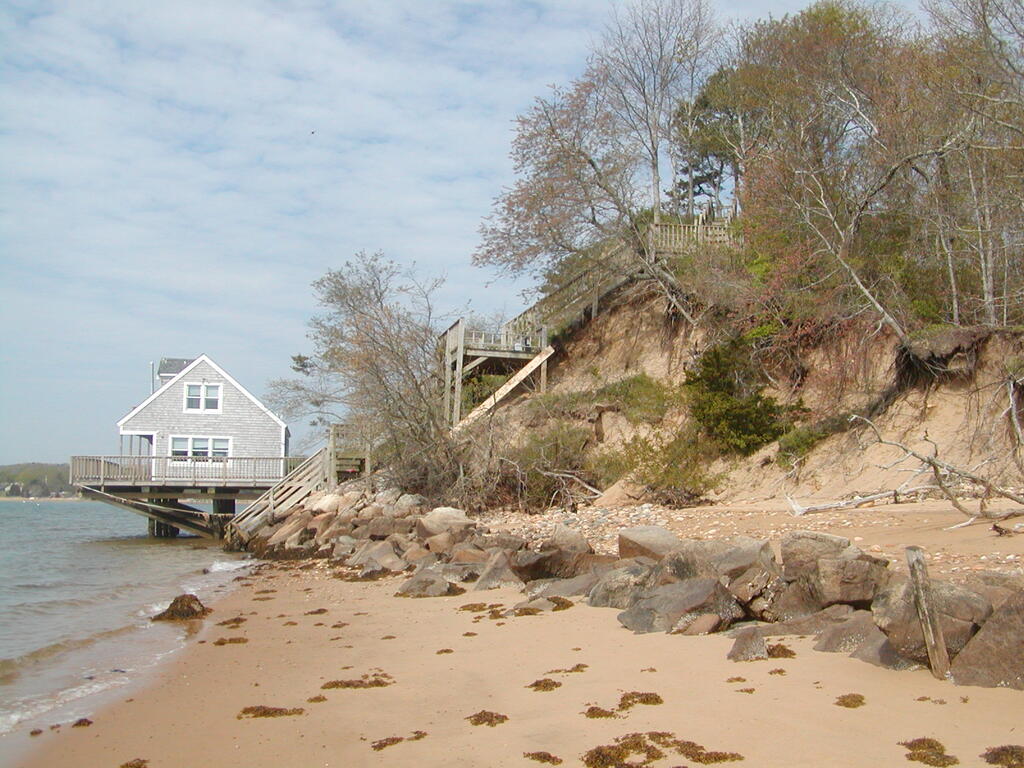 No description provided for: /2010/04-06/0502-boat-house-erosion/photo07.html