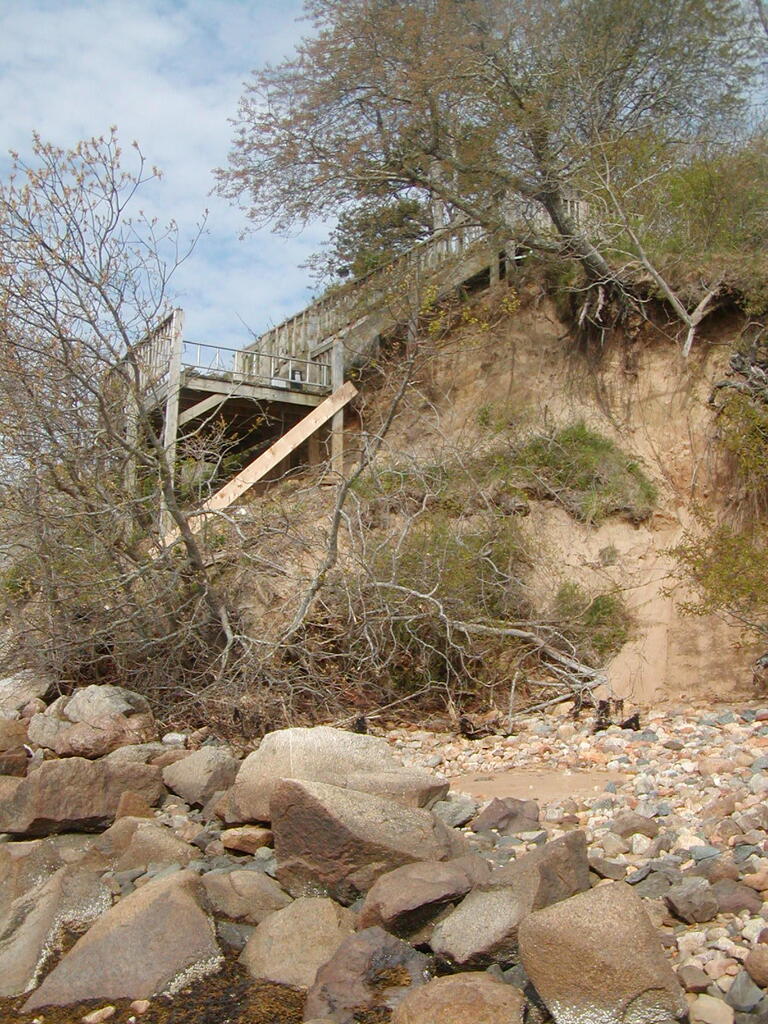 No description provided for: /2010/04-06/0502-boat-house-erosion/photo09.html