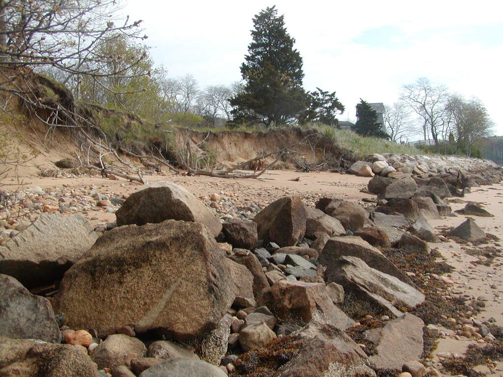 No description provided for: /2010/04-06/0502-boat-house-erosion/photo12.html