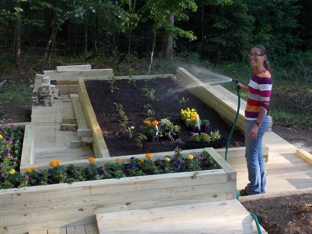 No description provided for: /2013/04-06/0527-peggy-garden/photo02.html