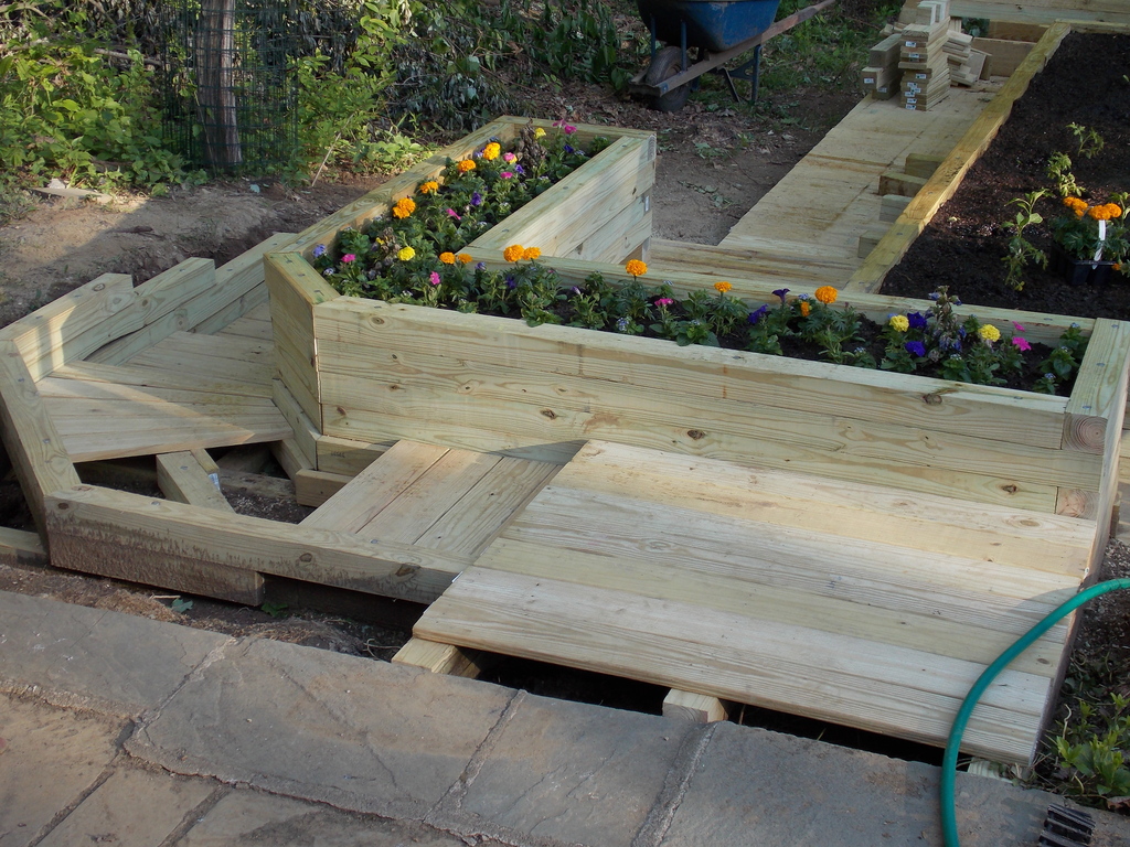 No description provided for: /2013/04-06/0527-peggy-garden/photo04.html