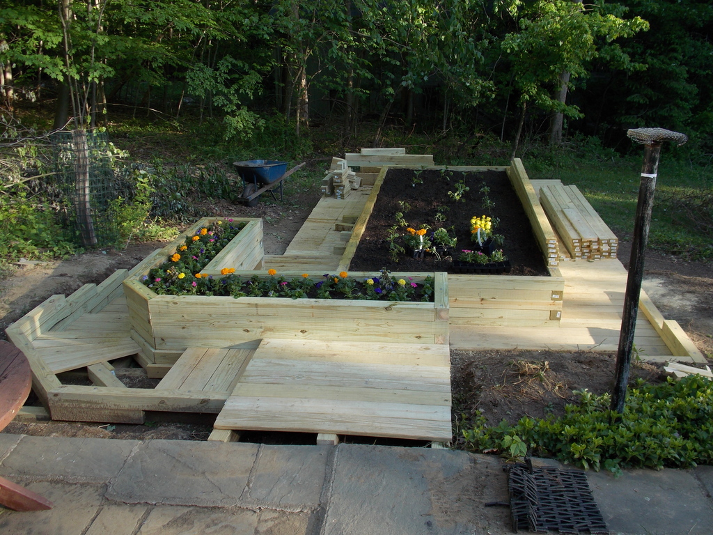 No description provided for: /2013/04-06/0527-peggy-garden/photo06.html