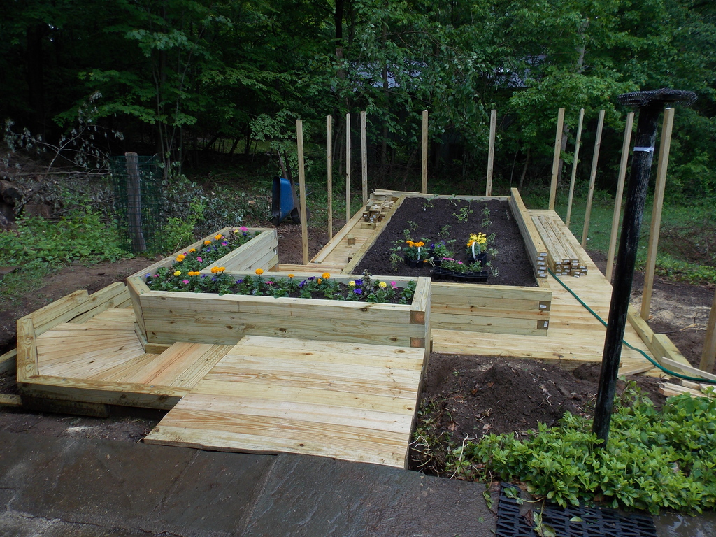 No description provided for: /2013/04-06/0528-peggy-garden/photo06.html