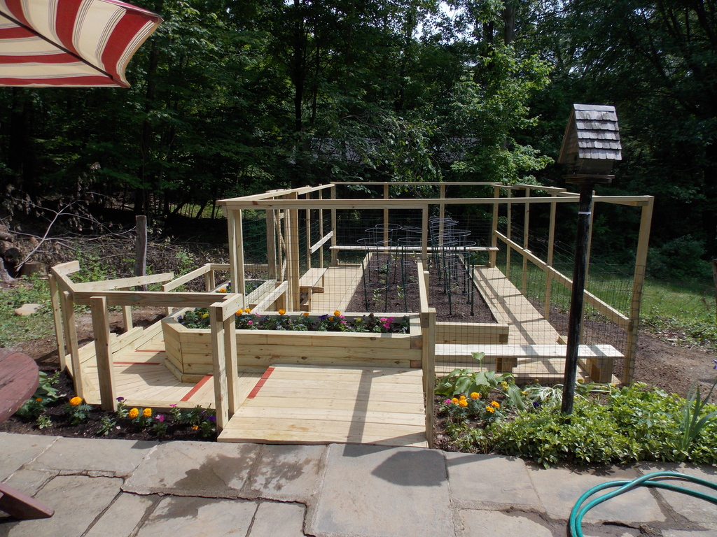 No description provided for: /2013/04-06/0531-peggy-garden/photo14.html