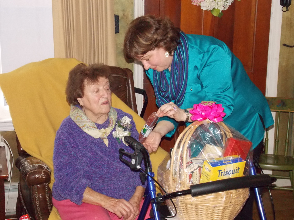 No description provided for: /2014/0119-peggy-100th-bday/_2/photo25.html