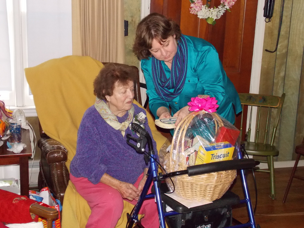 No description provided for: /2014/0119-peggy-100th-bday/_2/photo27.html