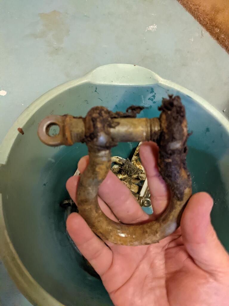 No description provided for: /2022/01-03/0103-cleaning-shackles/photo01.html