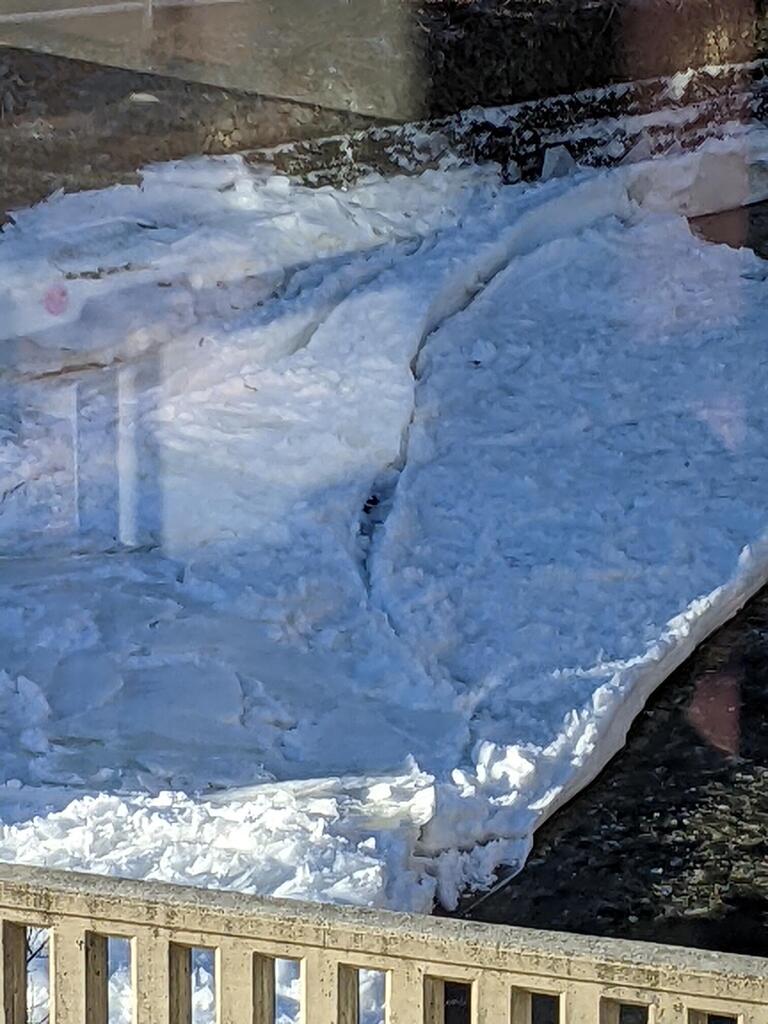 No description provided for: /2022/10-12/1213-tower99-stream-ice/photo01.html