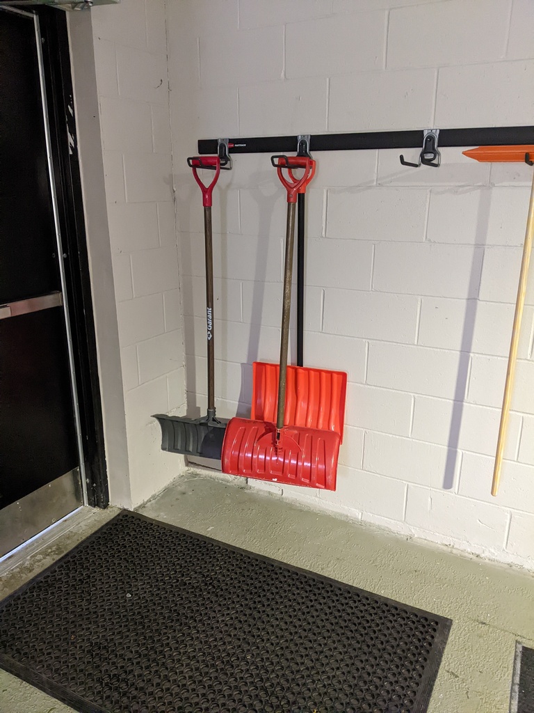 No description provided for: /2022/10-12/1216-tower99-snow-shovels/photo01.html