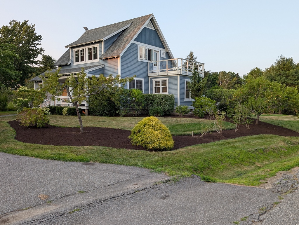 No description provided for: /2025/07-09/0805-mulch-done/photo01.html